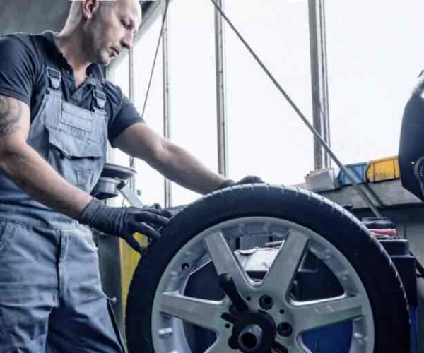 So werden Reifen ausgewuchtet